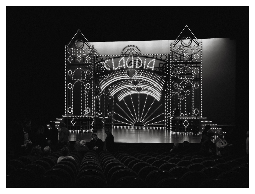 Decor van Claudia de Breij’s voorstelling in zwart-wit